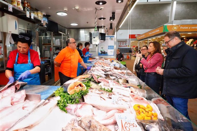 La alcaldesa de Zaragoza, Natalia Chueca, visita distintos comercios e instalaciones municipales del Distrito Sur