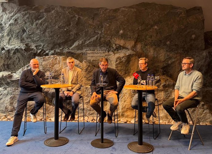 El director del Palau de la Música Catalana, Joan Oller; director del Orfeó Català, Pablo Larraz; el presidente de la Fundació Orfeó Català, Joaquim Uriach; el director de la Orquesta, Daniel Harding; y el principal director invitado, Simon Halsey.