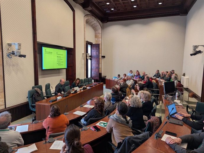 Trobada de la CUP amb entitats i sindicats sanitaris al Parlament