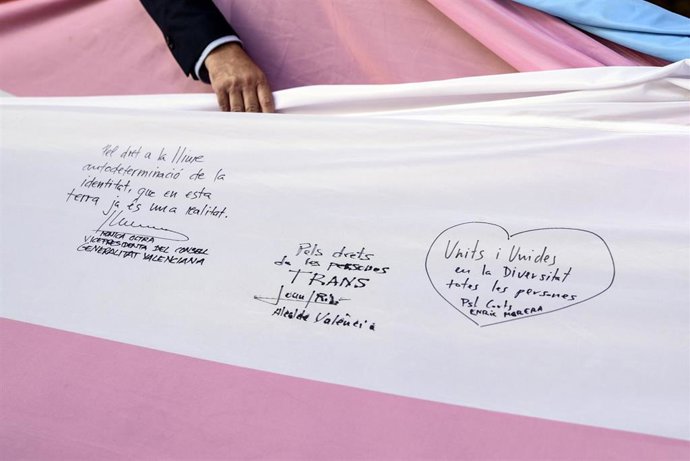 Archivo - Representantes del Consell firman la bandera trans en 2021