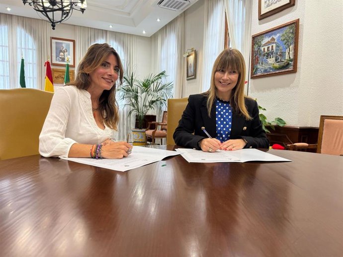 La delegada territorial de Inclusión Social, Juventud, Familias e Igualdad, Ruth Sarabia y la alcaldesa del Ayuntamiento de Mijas, Ana Carmen Mata