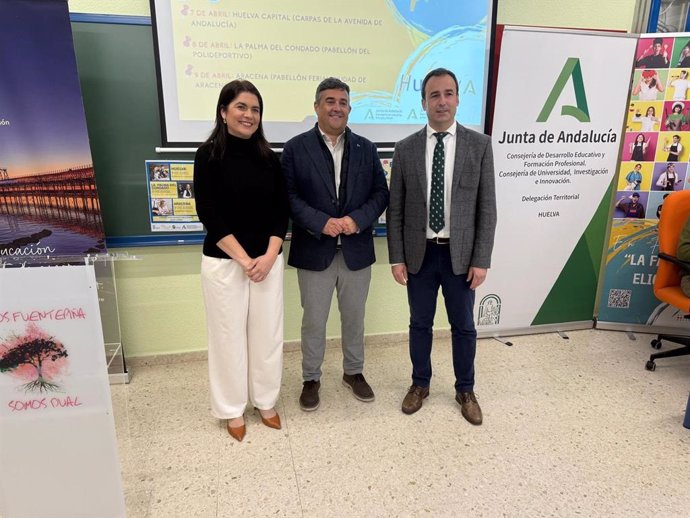 El delegado de la Junta en Huelva, José Manuel Correa (centro), acompañado por la delegada de Economía, Hacienda y Fondos Europeos, e Industria Energía y Minas, Lucía Núñez; y el delegado de Desarrollo Educativo y FP, Carlos Soriano.