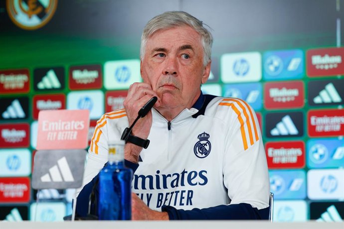 Carlo Ancelotti participa de sua coletiva de imprensa durante o dia de treinamento do Real Madrid antes da partida de futebol contra o Real Sociedad pela Copa del Rey, na Ciudad Deportiva Real Madrid, em 31 de março de 2025, em Valdebebas, Madri, Espanha.