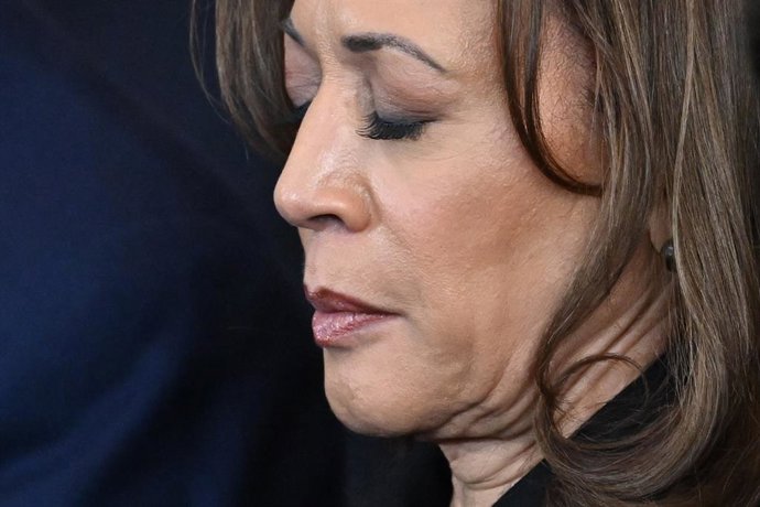 Archivo - Arquivo - 20 de janeiro de 2025, Washington, Distrito de Columbia, EUA: A ex-vice-presidente dos Estados Unidos, Kamala Harris, se levanta para uma bênção depois que o presidente Donald Trump foi empossado como o 47º presidente dos Estados Unido