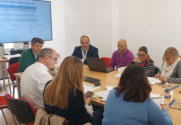 Antonio Aragón con representantes de los sindicatos.