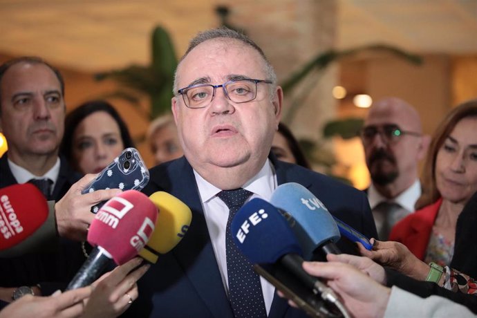 El consejero de Sanidad de Castilla y León, Alejandro Vázquez, ofrece declaraciones a los medios tras el Consejo Interterritorial del Sistema Nacional de Salud (CISNS), en el Hotel Cigarral Santa María, a 4 de abril de 2025, en Toledo, Castilla y León (Es