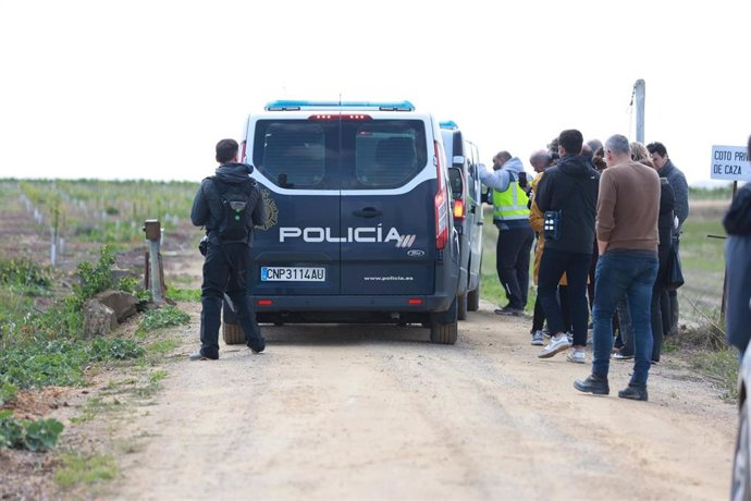 Imagen del despliegue policial en Coria del Río por el desplome de una nave