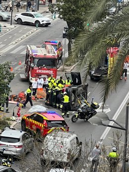Ferida una dona en bolcar amb el cotxe en esquivar a un conductor que va envair el seu carril