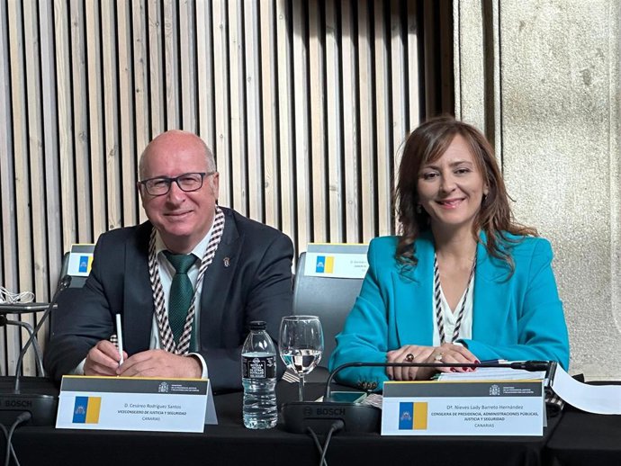 La consejera canaria de Justica, Nieves Lady Barreto, junto al viceconsejero de Justicia, en la Conferencia Sectorial