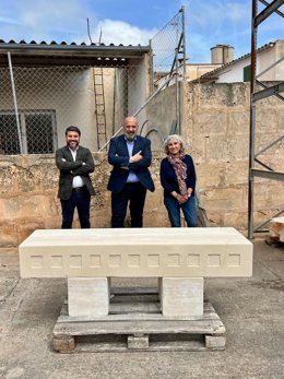 El alcalde de Palma, Jaime Martínez, visita en Santanyí el estudio de la artista Margalida Escalas, acompañado del primer teniente de alcalde y regidor de Cultura, Javier Bonet