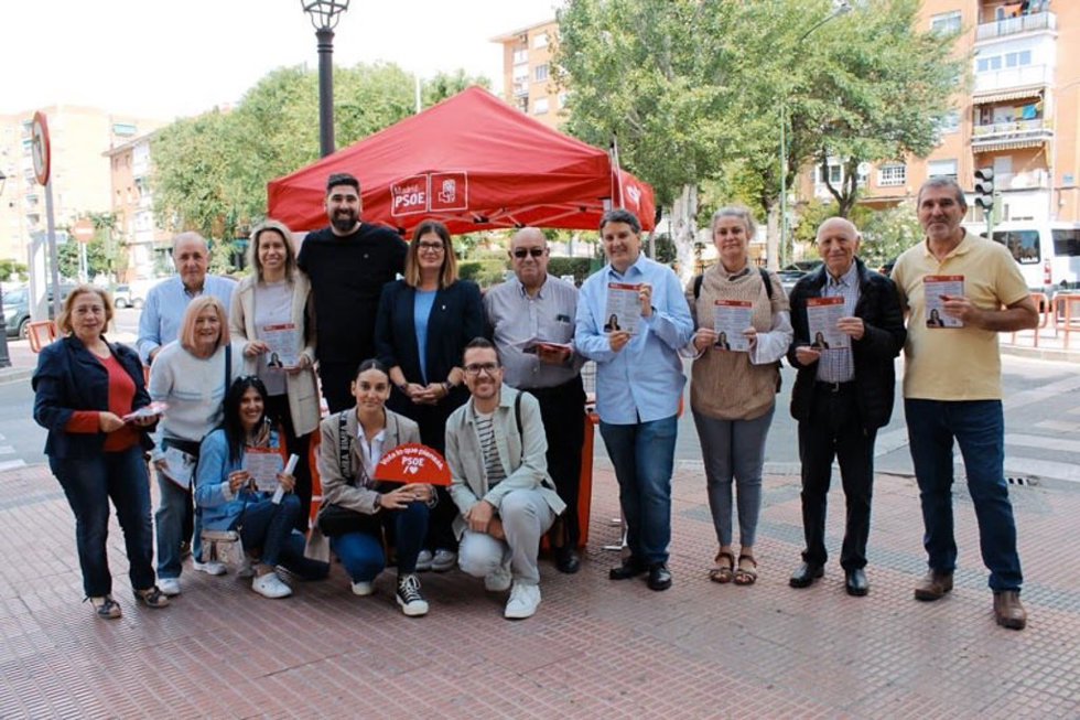 Archivo - Imagen de recurso de la exalcaldesa de Móstoles, Noelia Posse, junto a miembros del PSOE en la ciudad.