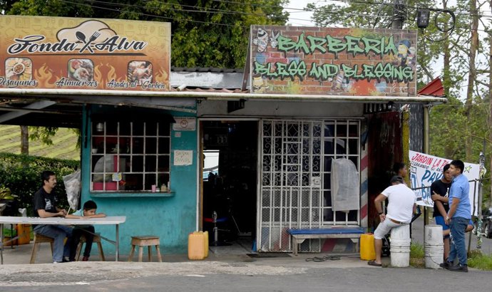 Archivo - 12 de janeiro de 2025, San Juan, EUA: Uma barraca de comida e uma barbearia à beira da estrada perto do vilarejo de San Juan, entre a Cidade do Panamá e Colon, Panamá, domingo, 12 de janeiro de 2025.