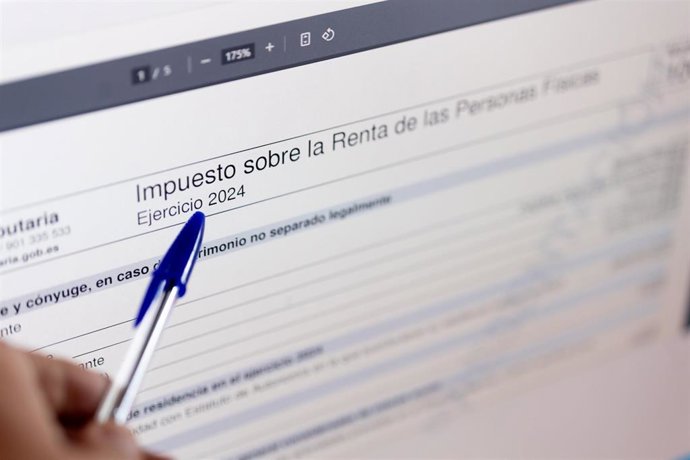 Una persona cumplimenta la declaración de la Renta, a 3 de abril de 2024, en Madrid (España). Los contribuyentes han presentado en el primer día y medio de la Campaña de la Renta 2024 un total de 1.675.000 declaraciones, lo que supone un descenso del 0,1%
