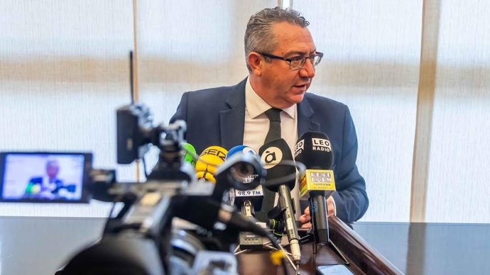El alcalde de Benidorm (Alicante), Toni Pérez, durante la rueda de prensa celebrada el viernes 4 de abril de 2025.