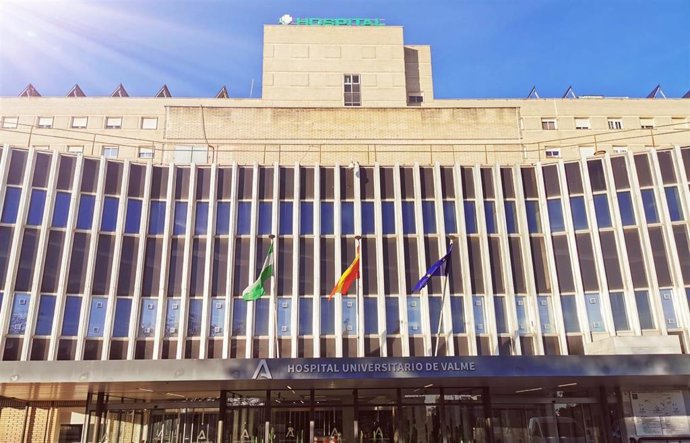 Archivo - Entrada principal del Hospital Universitario de Valme en Sevilla (imagen de archivo)
