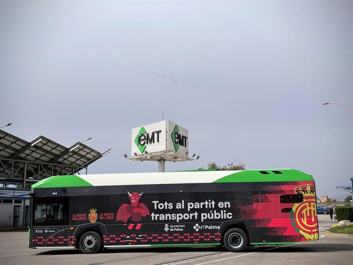 El autobús de hidrógeno verde de la EMT de Palma que trasladará a los jugadores del RCD Mallorca desde su hotel de concentración hasta el Mallorca Estadi Son Moix