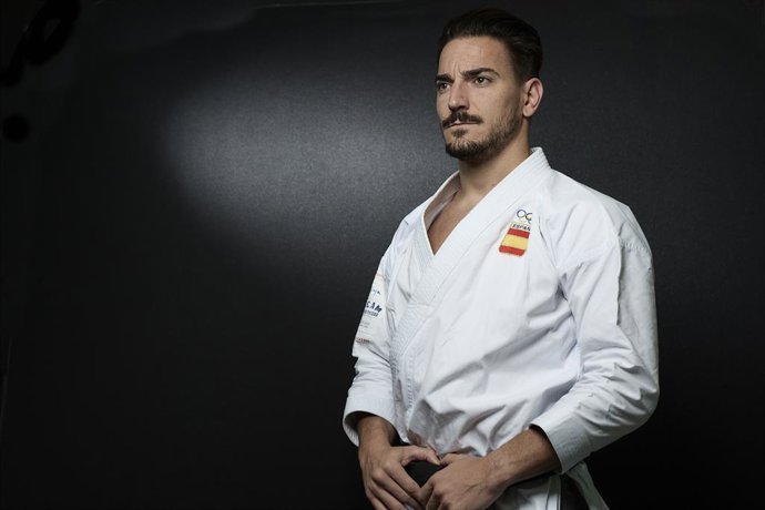Archivo - Arquivo - O karateca e engenheiro aeronáutico espanhol Damián Quintero posa para a câmera da Europa Press em 1º de dezembro de 2021 em Madri, Espanha. Quintero é medalhista de prata nos Jogos Olímpicos de Tóquio 2020 na categoria kata individual