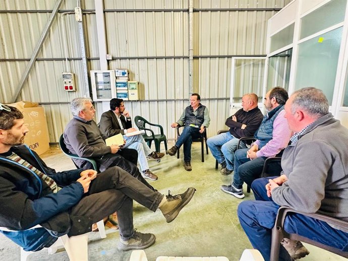 Jorge Rodríguez con representantes de la flor cortada de Chipiona.