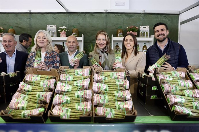La presidenta de la Diputación de Cádiz, Almudena Martínez, junto a otras autoridades en la inauguración de la XI Feria del Espárrago en Alcalá del Valle.