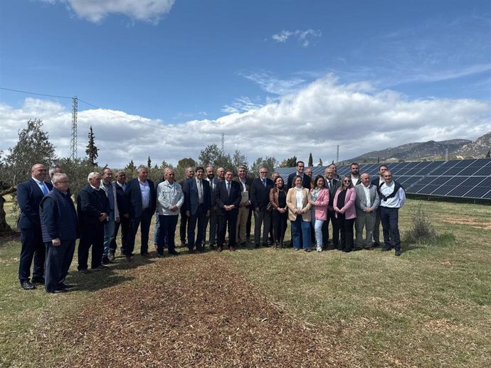 El ministro de Agricultura, Luis Planas, junto a regantes en la visita a las obras de la colectividad de Pozo Alcón e Hinojares.