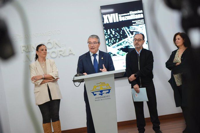 El alcade de Rincón presenta el Encuentro de Ciencias Bezmiliana