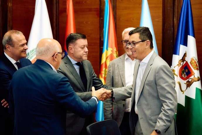 El consejero canario de Obras Públicas, Pablo Rodríguez, saluda al presidente del Cabildo de Gran Canaria, Antonio Morales, y a varios de los consejeros de la institución insular
