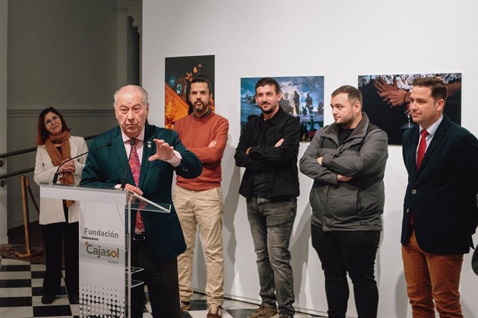 Inauguración de la exposición 'Luz de Cuaresma: Instantáneas del Alma Cofrade' de la Fundación Cajasol en Huelva.