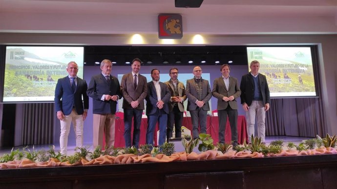 Félix Romero (4º dcha.), junto al resto de autoridades y responsables de Anggex, en la inauguración del II Congreso Nacional de Ganadería Extensiva.