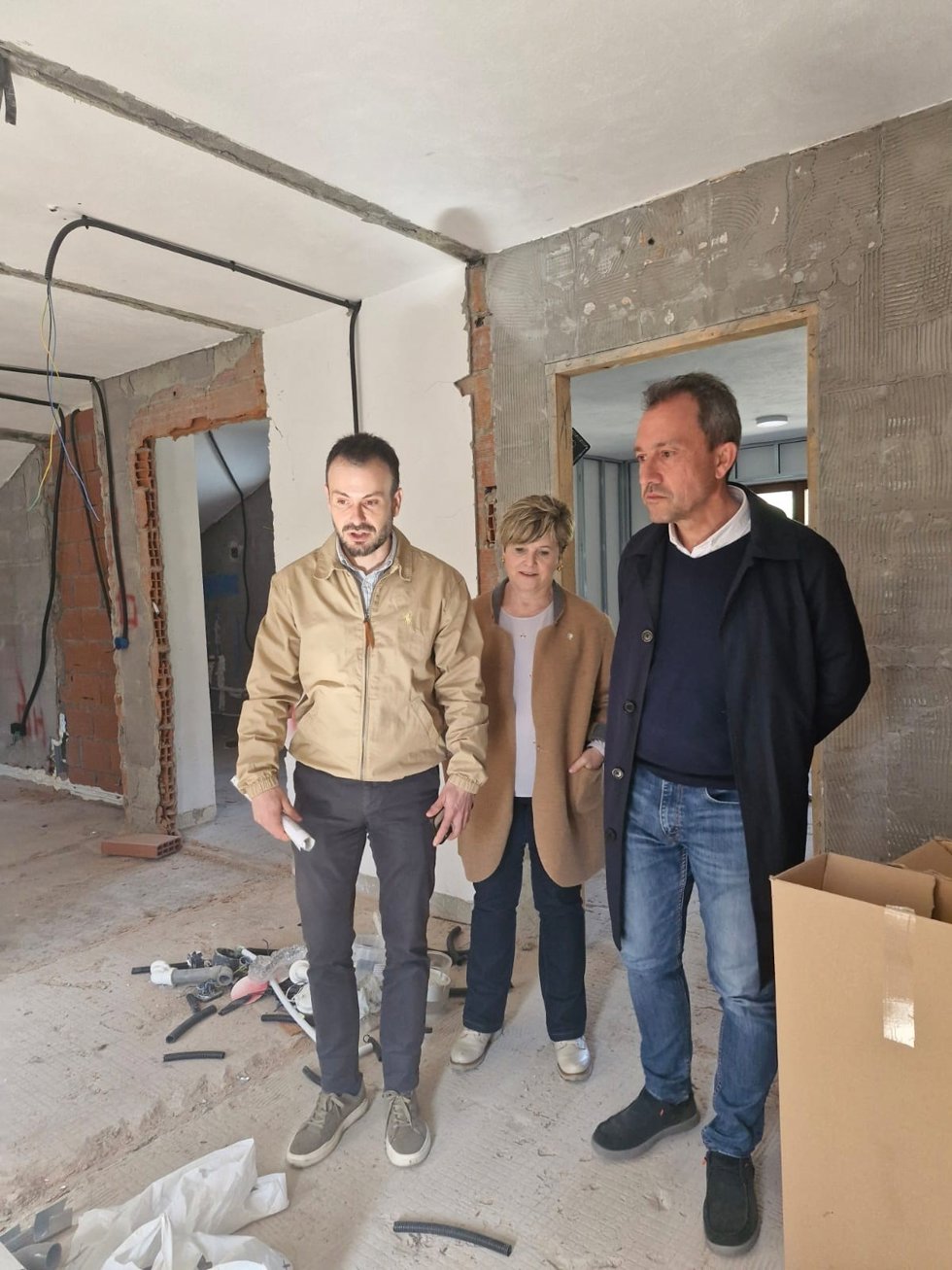 El director general de Vivienda, Daniel Sánchez; la alcaldesa de Villayón, Monserrat Estefanía González y el El consejero de Ordenación del Territorio, Vivienda, Urbanismo y Derechos Ciudadanos, Ovidio Zapico