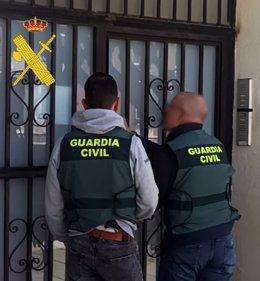 Agentes de la Guardia Civil durante la detención del menor en Pulpí (Almería).