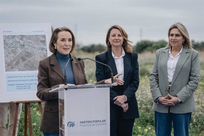 Cuca Gamarra junto a Begoña Carrasco y Marta Barrachina