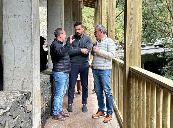 El presidente del Cabildo de La Palma, Sergio Rodríguez (i), en una visita a la oficina de información turística de Los Tilos