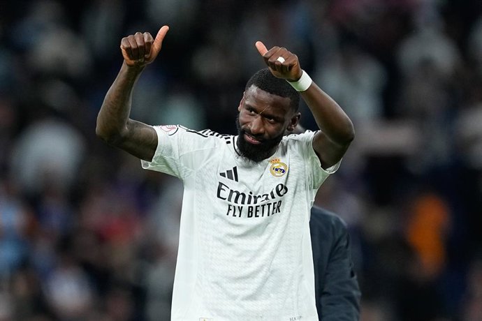 Antonio Rudiger, do Real Madrid, comemora a vitória durante a partida de futebol da semifinal da Copa do Rei da Espanha, entre Real Madrid e Real Sociedad, no estádio Santiago Bernabeu, em 1º de abril de 2025, em Madri, Espanha.