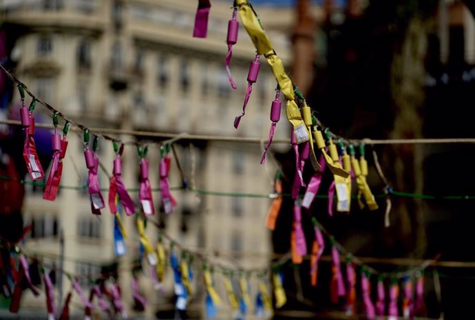 Preparación para la mascletà de la plaza del Ayuntamiento