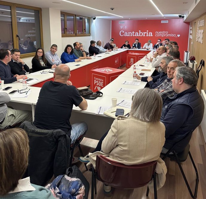 El secretario general del PSOE de Cantabria, Pedro Casares, se reúne con los alcaldes y portavoces en los ayuntamientos