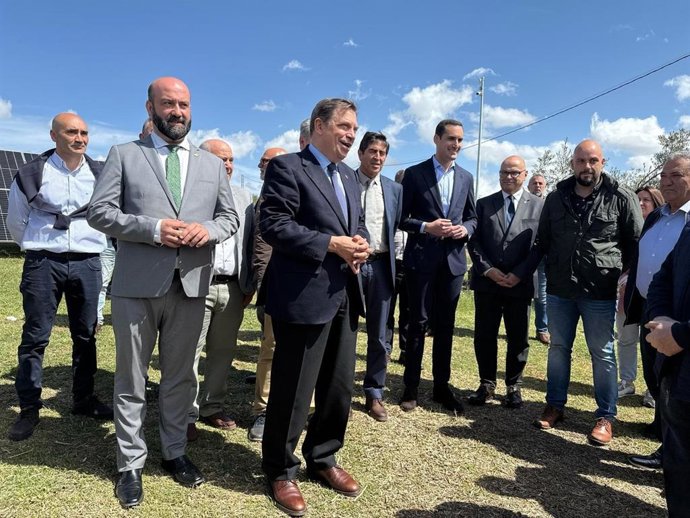 Visita de Luis Planas a una comunidad de regantes de Pozo alcón