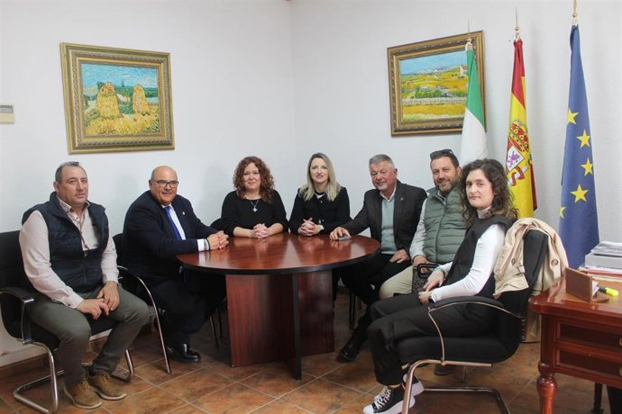 El presidente de la Mancomunidad Axarquía y el alcalde de Vélez han recibido a la presidenta de la Mancomunidad de Municipios de la Comarca de Alhama (Granada) y alcaldesa de Fornes, Ana Belén Fernández y a regidores de Zafarraya, Jayena y Játar.