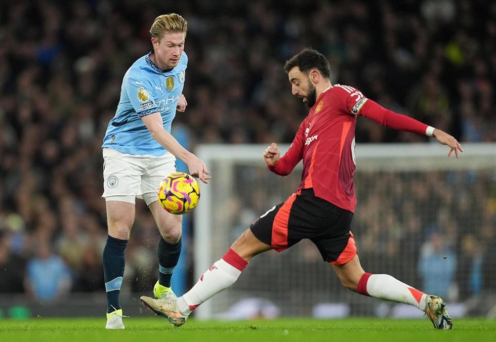 Archivo - Kevin De Bruyne y Bruno Fernandes en el Manchester City-Manchester United en el Etihad Stadium de la primera vuelta de la Premier League