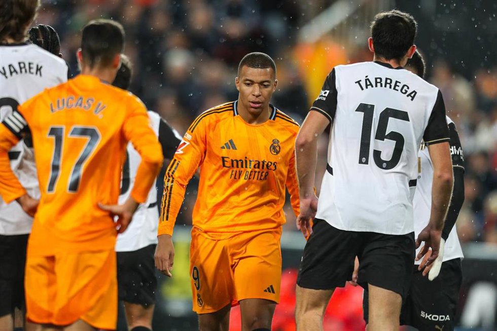 Archivo - El delantero del Real Madrid Kylian Mbappé, ante el Valencia CF en Mestalla.