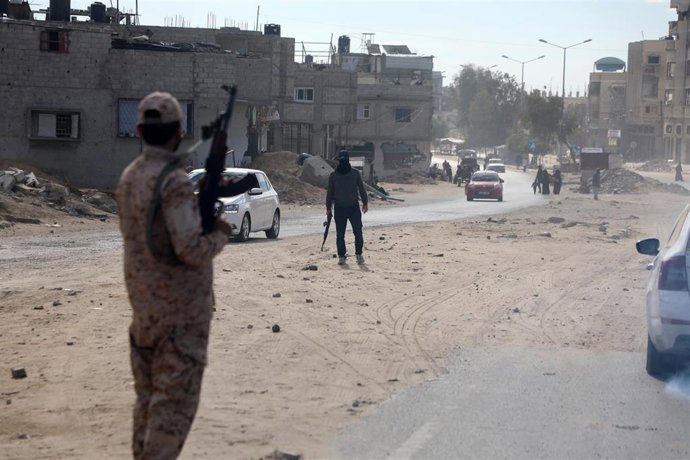 Archivo - Miembros de Hamás hacen guardia en una calle de la ciudad de Jan Yunis en el sur de la Franja de Gaza, el 20 de enero de 2020  
