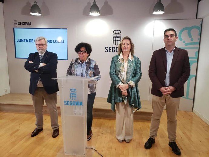 La concejala de Hacienda y primera teniente de alcalde, Rosalía Serrano, con los otros tres tenientes de alcalde de Segovia