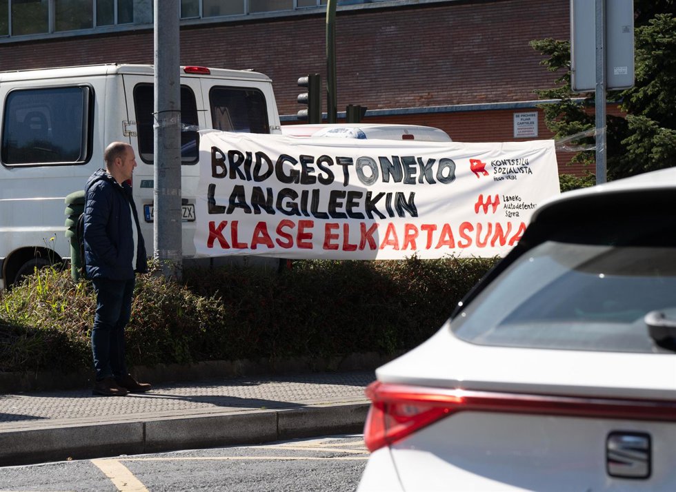 Cartel contra el ERE en el exterior de la planta de Bridgestone Hispania Manufacturing, a 1 de abril de 2025, en Basauri, Vizcaya, País Vasco (España). Bridgestone Hispania Manufacturing ha anunciado a los representantes de los trabajadores su intención