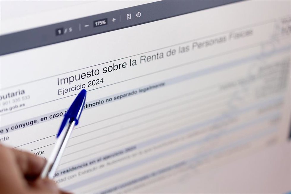 Una persona cumplimenta la declaración de la Renta, a 3 de abril de 2024, en Madrid (España). Los contribuyentes han presentado en el primer día y medio de la Campaña de la Renta 2024 un total de 1.675.000 declaraciones, lo que supone un descenso del 0,
