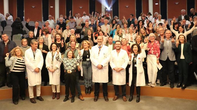 Foto de familia del personal jubilado del Hospital Juan Ramón Jiménez de Huelva en 2024.