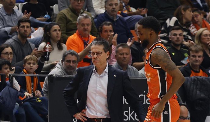 El entrenador del Valencia Basket, Pedro Martínez, y el jugador Jean Montero en un partido de la Liga Endesa