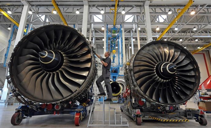Archivo - FILED - 06 de julho de 2010, Turíngia, Anstadt: funcionário trabalhando em um motor a jato de treinamento Trent 900 da Rolls-Royce. Chefe da Safran diz que fabricantes de aeronaves têm 'crise de fornecimento sem precedentes' Foto: Martin Schutt/