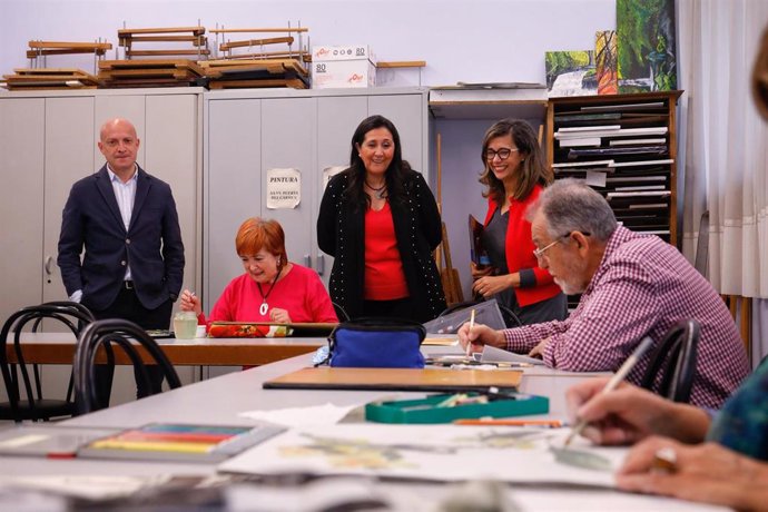 La consejera municipal de Políticas Sociales, Marian Orós; el consejero municipal de Economía, Transformación Digital y Transparencia, Carlos Gimeno; y la consejera delegada del Mayor, Paloma Espinosa, en un centro de convivencia de personas mayores
