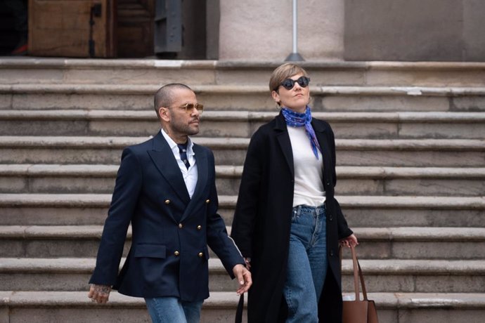 L'exfutbolista Dani Alves i la seva advocada, Inés Guardiola