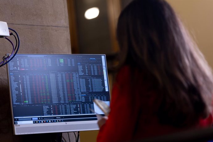 Un panel del IBEX 35 en el Palacio de la Bolsa de Madrid, a 4 de abril de 2025, en Madrid (España). 