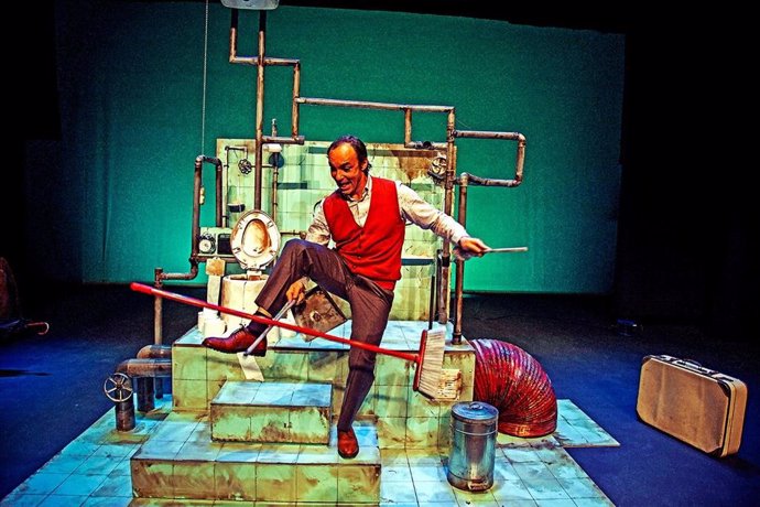 La compañía David Cebrián pone en escena 'WC', una comedia infantil de un solo acto que combina técnicas circenses, música, 'clown' y teatro gestual.